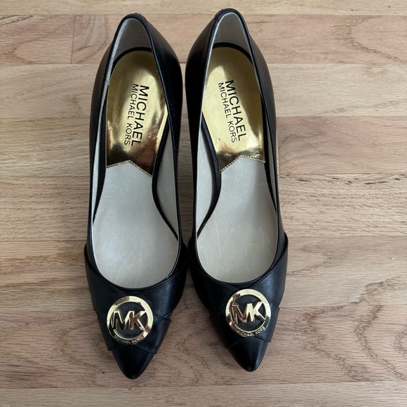 NWOB Michael Kors Black Leather Pumps Heels Size 6 - Picture 1 of 6